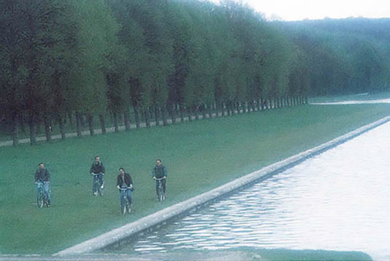 49GS-030 Bicyclists in Fog-Versailles-2-